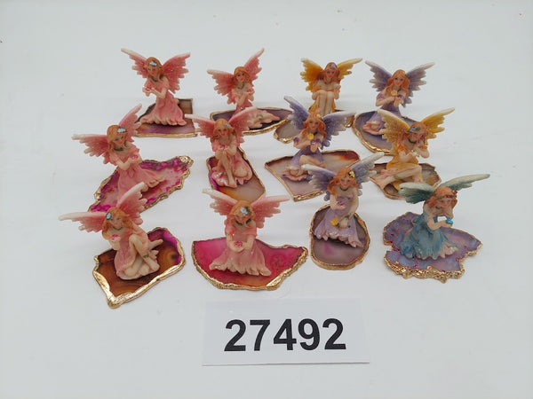 פייה מחזיקה קריסטל על אבן אגת מוזהבת