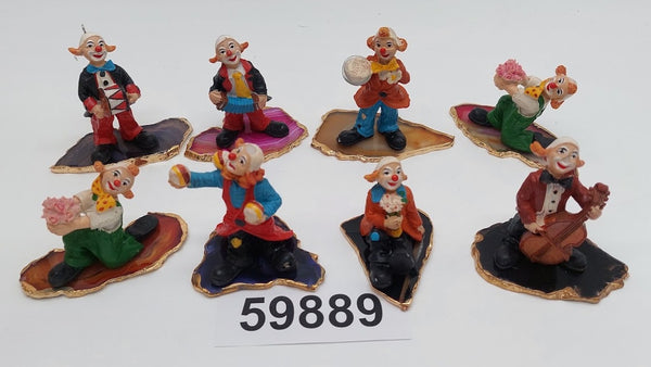 ליצנים על אבן אגת מוזהבת