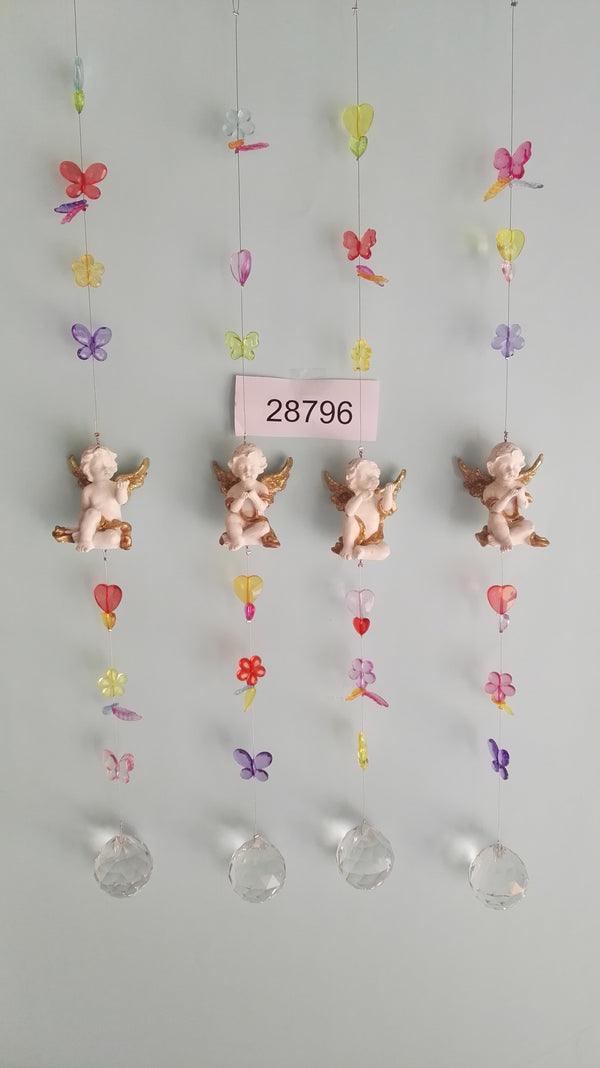 מובייל צבעוני מלאך לבן יושב עם קישוטי אקרילים