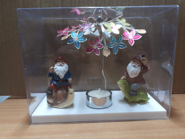 קרוסלת פרחים עם 2 גמדים בבסיס שיש לבן