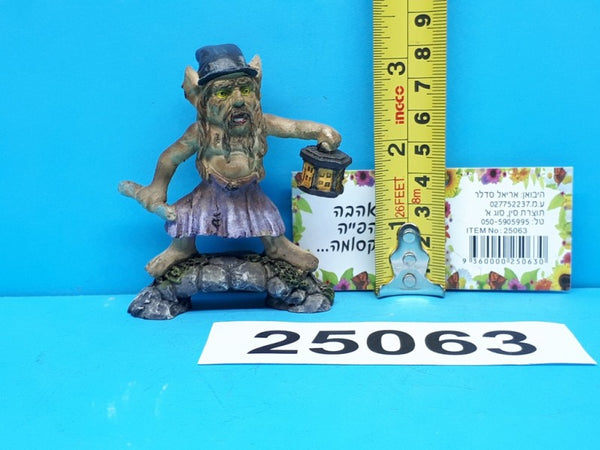 מכשף מחזיק מקל ופנס גובה 8 ס"מ